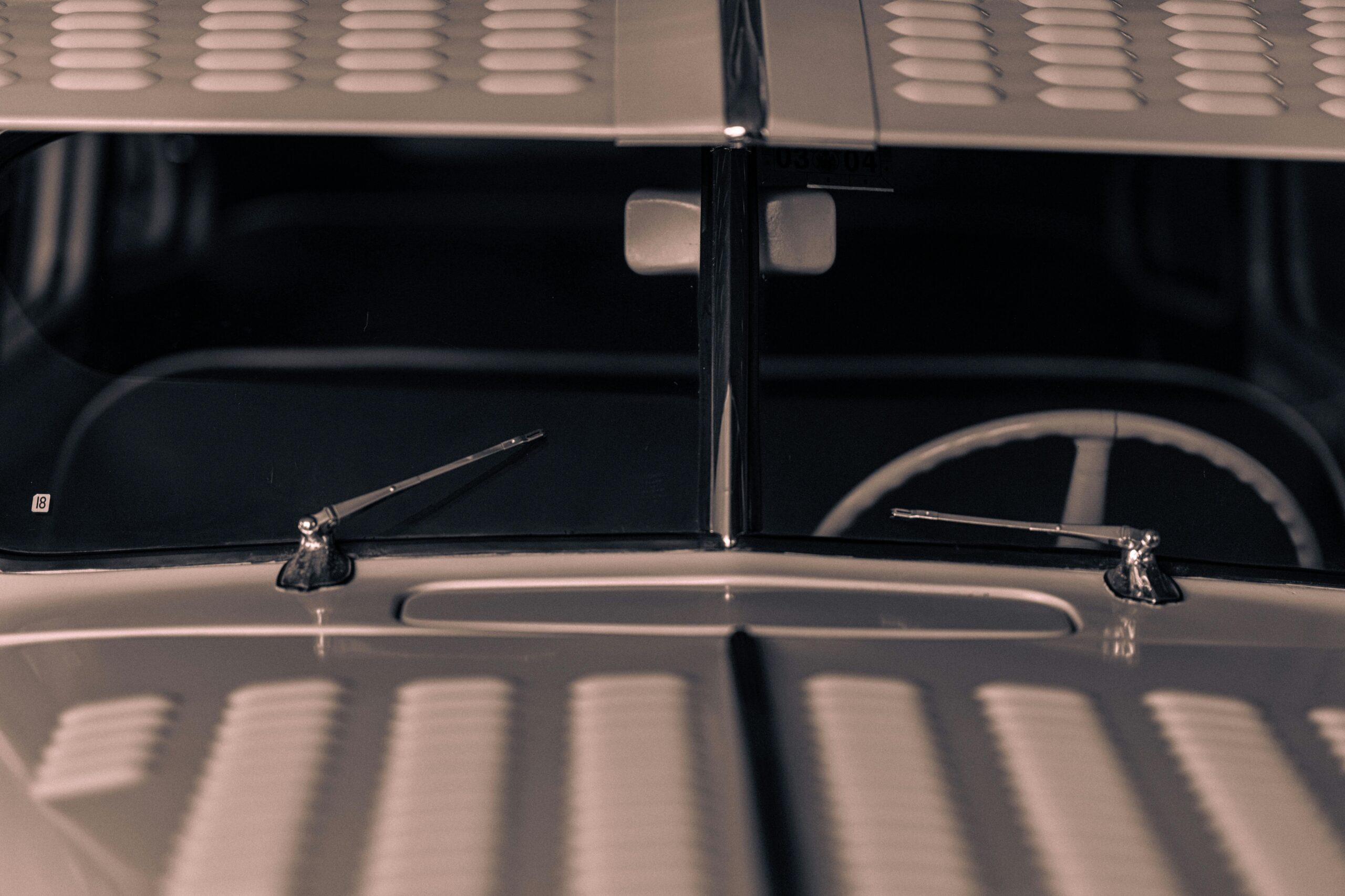 Najczęstsze przyczyny pęknięć na szybach samochodowych